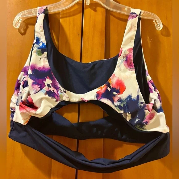 ATHLETA SWIM TOP
SIZE LARGE
NEVER WORN - Picture 2 of 2